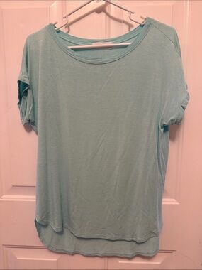 Coco and main Light Aqua Short Sleeve Scoop Neck Tee high low hem small.